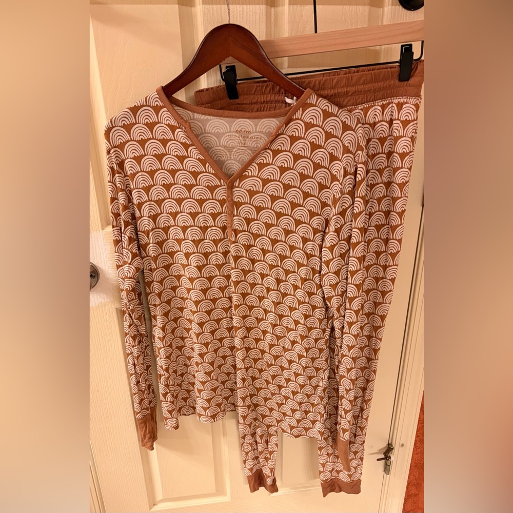 Little Sleepies Rust Rainbows PJ Set, Women’s Small. Bamboo pajamas.